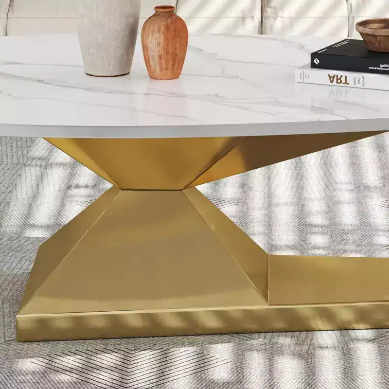 Tavolino con piano in ceramica e base contemporanea in acciaio inox, un elemento d'arredo durevole ed elegante per il soggiorno
