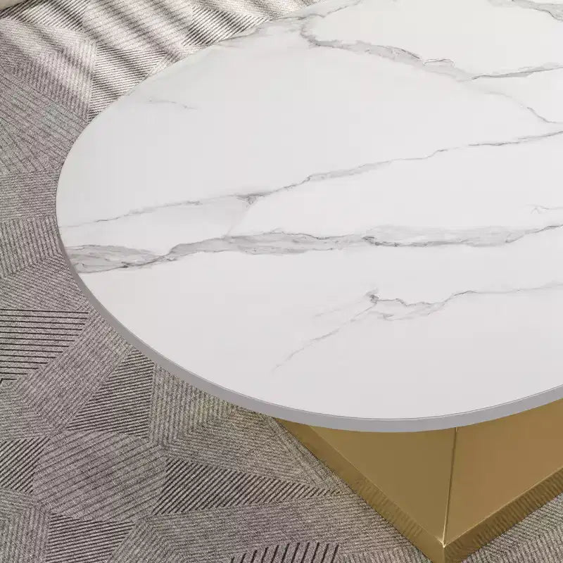 Tavolino con piano in ceramica e base contemporanea in acciaio inox, un elemento d'arredo durevole ed elegante per il soggiorno