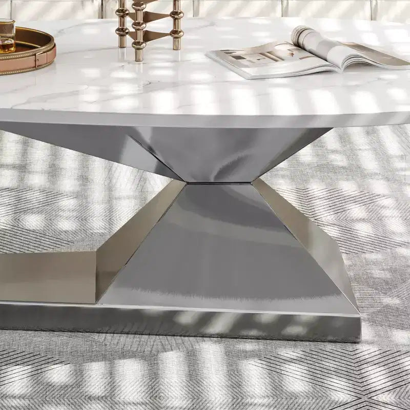 Tavolino con piano in ceramica e base contemporanea in acciaio inox, un elemento d'arredo durevole ed elegante per il soggiorno